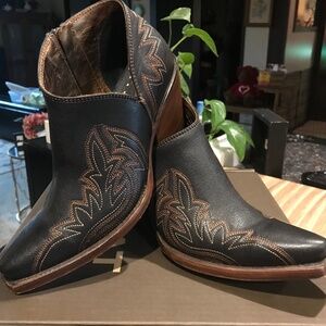 Ariat Jolene Black Side Zip Booties…Let’s Go Girls